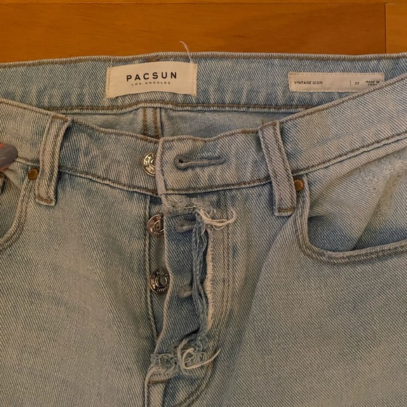 Lightwash Distressed Jeans - Picture 3 of 4